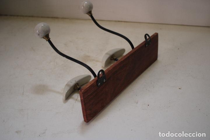 Antig&uuml;edades: perchero de madera y porcelana - Foto 3