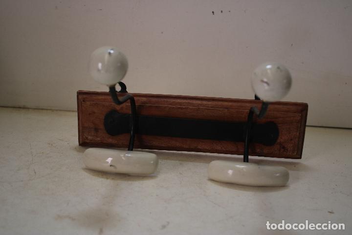 Antig&uuml;edades: perchero de madera y porcelana - Foto 4