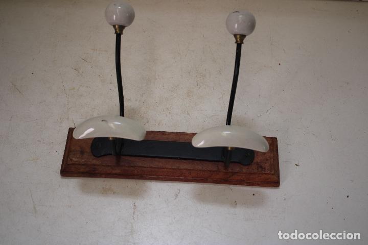 Antig&uuml;edades: perchero de madera y porcelana - Foto 5
