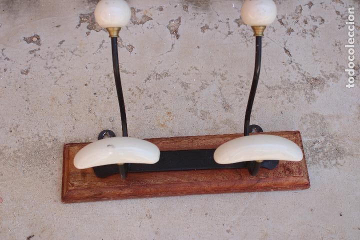 Antig&uuml;edades: perchero de madera y porcelana - Foto 1