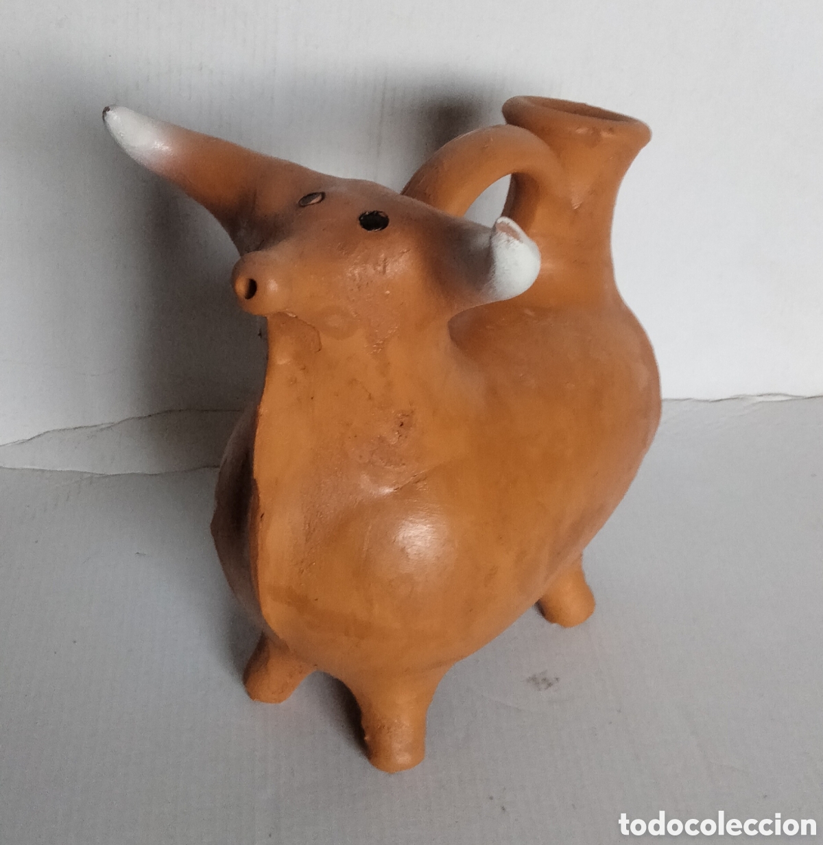 Antig&uuml;edades: Botijo de barro Toro 25 cm - Foto 1