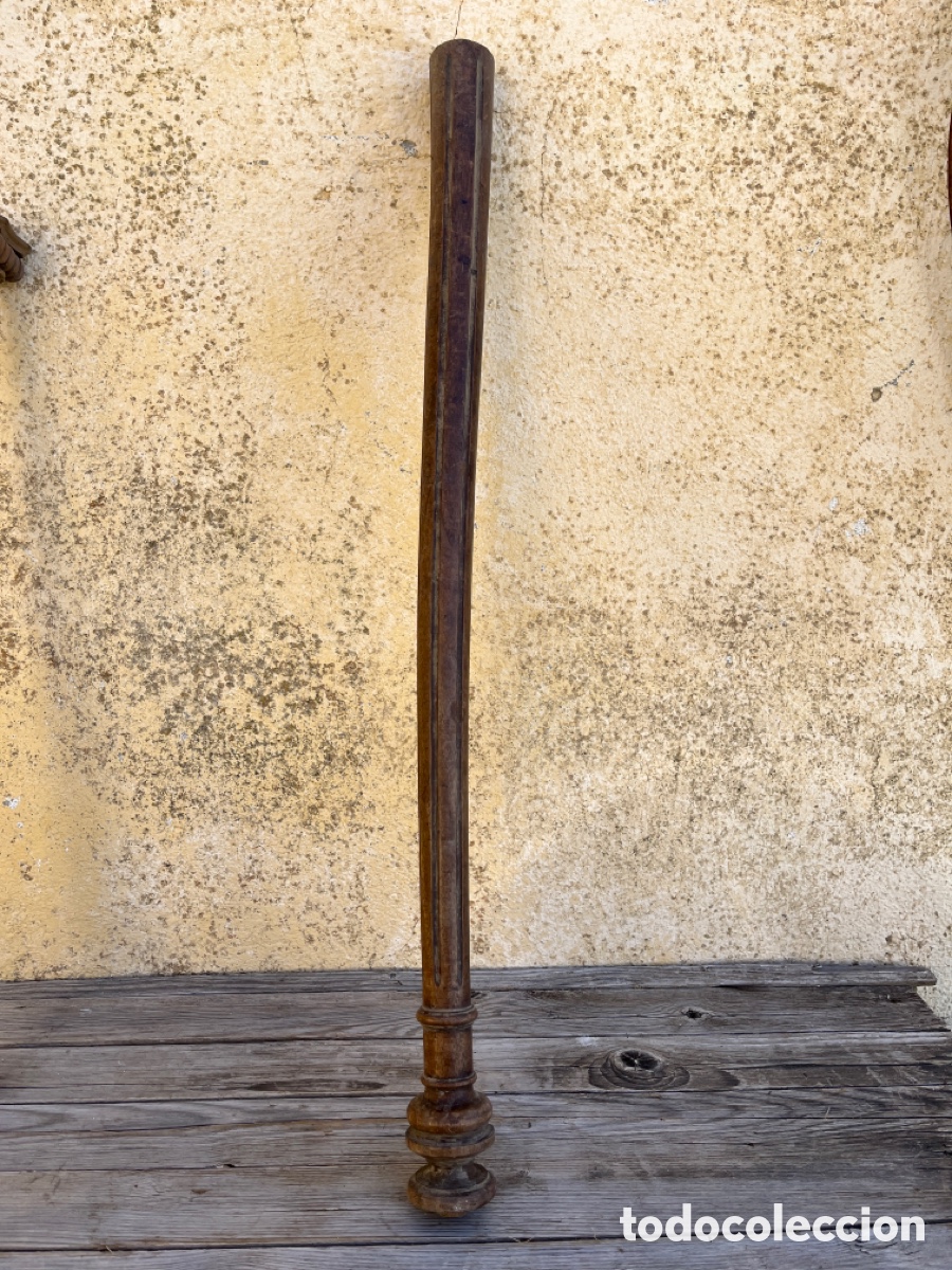 Antig&uuml;edades: COLUMNA O PIEZA DE MADERA DE NOGAL ESTRIADA, PARA RESTAURACI&Oacute;N.
