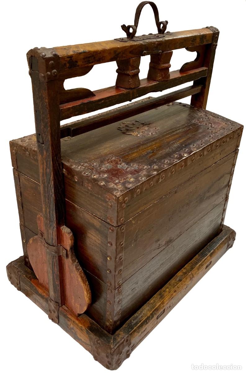Antig&uuml;edades: Antiguo ba&uacute;l, caja de transporte de alimentos de la realeza china. S. XVII. 64x54x35