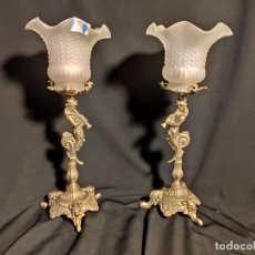 Antigüedades: PAREJA DE LAMPARAS DE SOBE MESA DE BRONCE Y TULIPAS