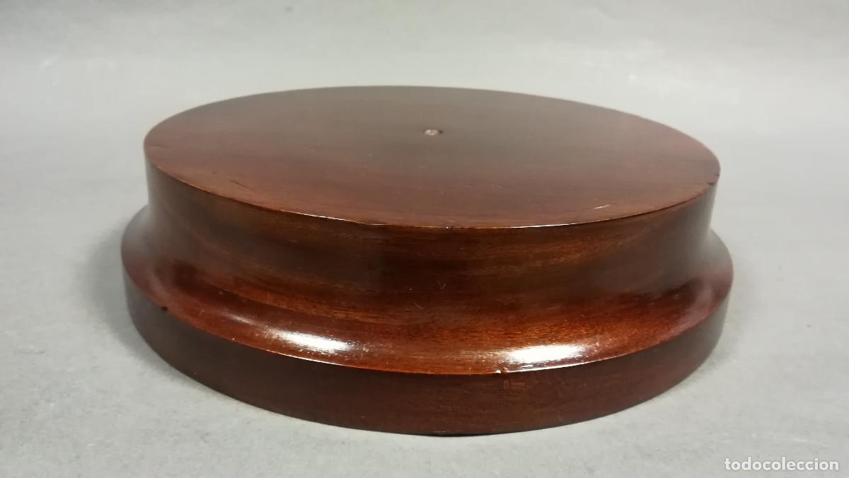 Antig&uuml;edades: PEANA CIRCULAR DE MADERA BARNIZADA - Foto 1