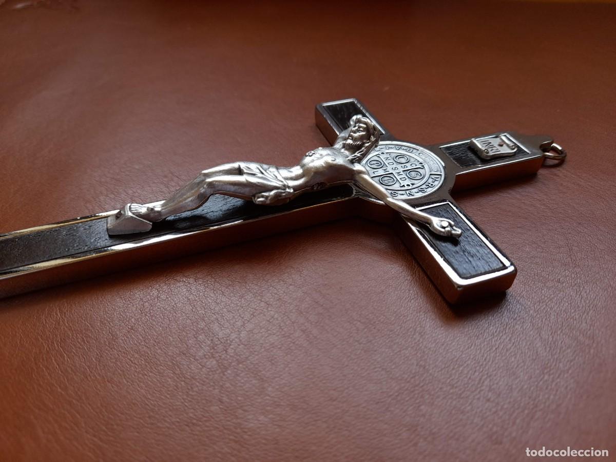 Antig&uuml;edades: Cruz de San Benito en metal y madera - Foto 1