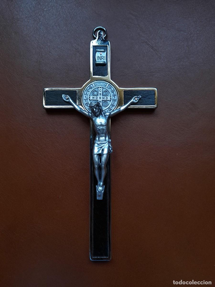 Antig&uuml;edades: Cruz de San Benito en metal y madera - Foto 2