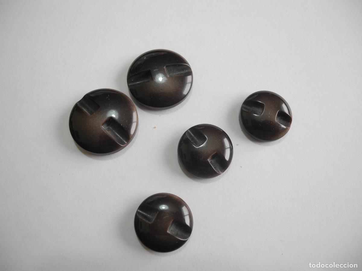 Antig&uuml;edades: 5 botones de pl&aacute;stico: 2,2 y 1,7 cm de di&aacute;metro - Foto 2
