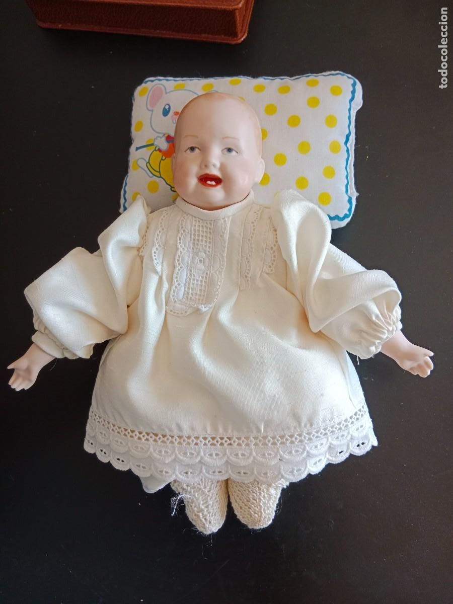 Oggetti Antichi: PRECIOSO BEBE ANTIGUO DE PORCELANA CON BABERO BORDADO A MANO