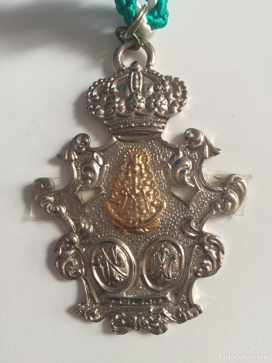 Antig&uuml;edades: MEDALLA CON CORD&Oacute;N DE LA HERMANDAD DEL ROC&Iacute;O DE PILAS - Foto 1