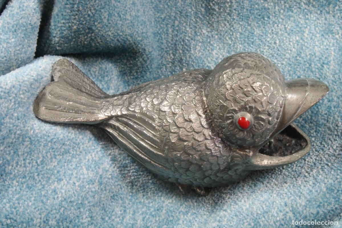 Antiguidades: P&aacute;jaro metal. Ojos rojos. Boca ancha. Metal bird. Red eyes. Wide mouth.