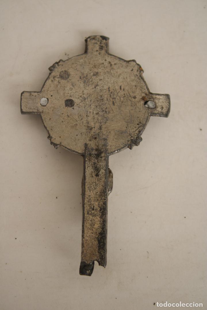Antig&uuml;edades: cruz de metal plateada - Foto 2