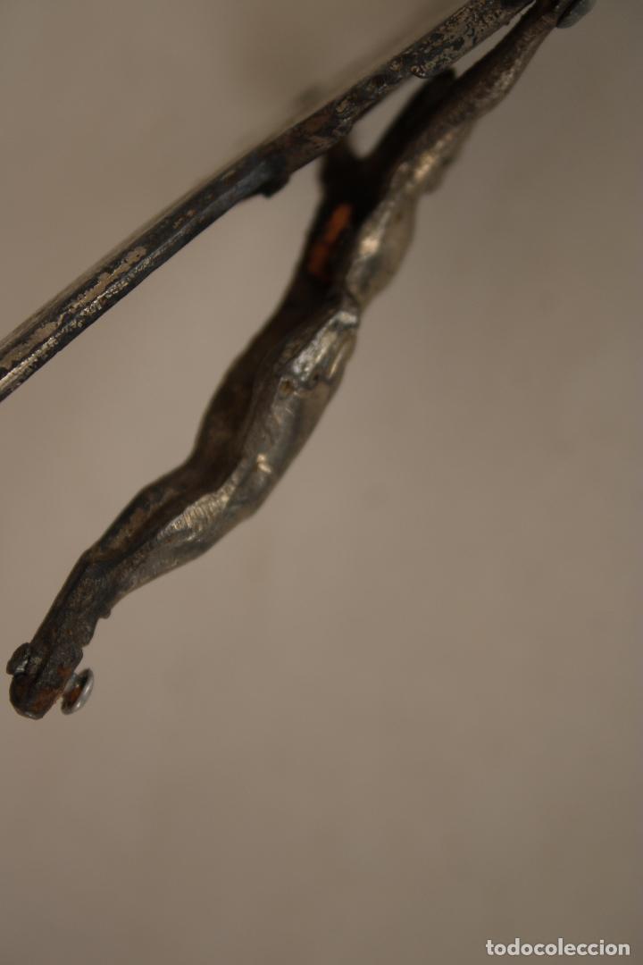 Antig&uuml;edades: cruz de metal plateada - Foto 3