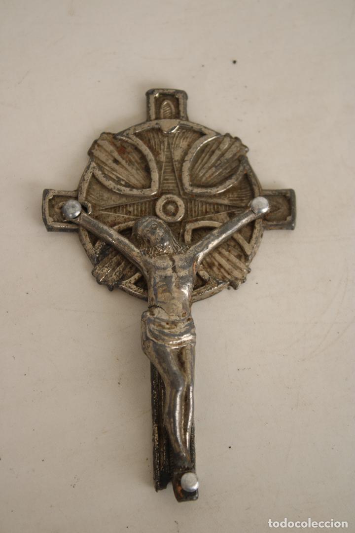 Antig&uuml;edades: cruz de metal plateada - Foto 1