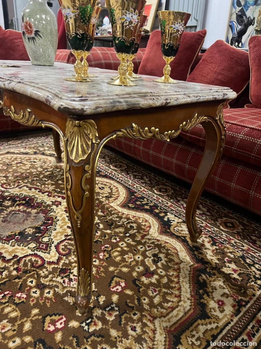 Antig&uuml;edades: Mesa de centro con adornos dorados. - Foto 3
