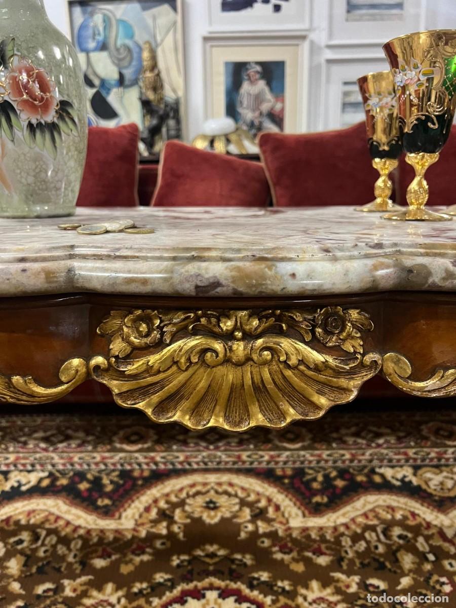 Antig&uuml;edades: Mesa de centro con adornos dorados. - Foto 4