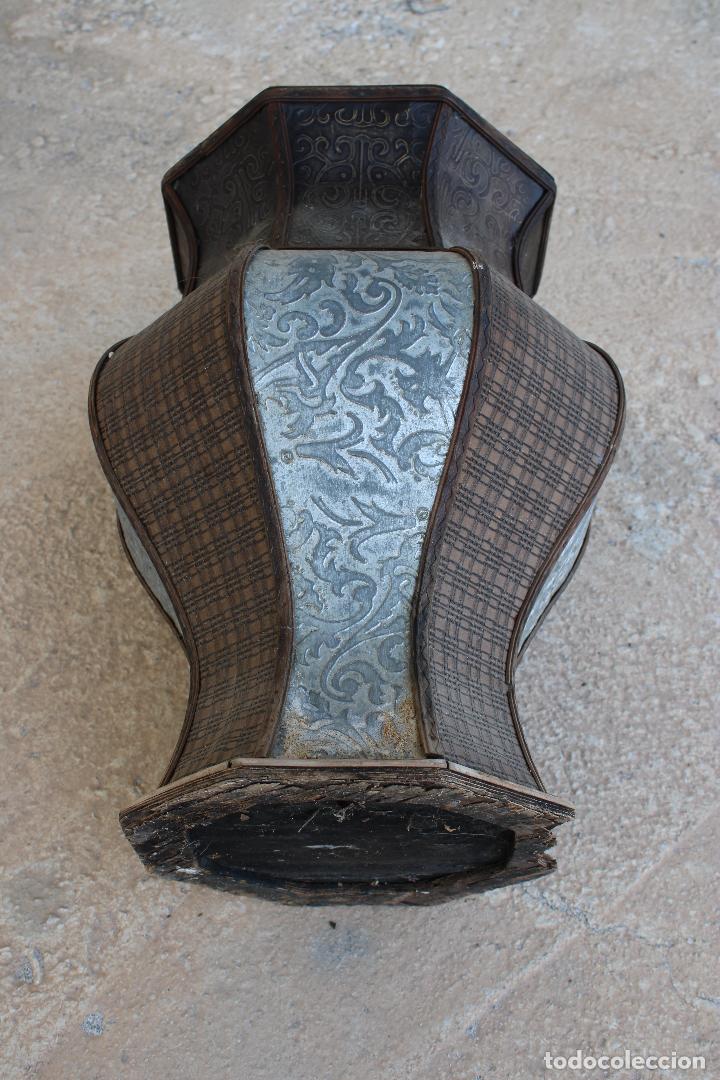 Antig&uuml;edades: jarron macetero de chapa y madera - Foto 2
