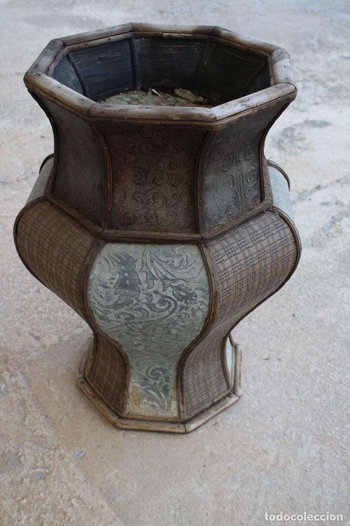Antig&uuml;edades: jarron macetero de chapa y madera - Foto 5