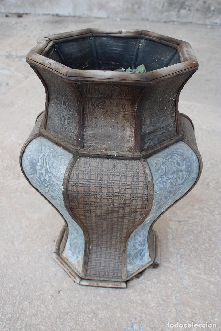 Antig&uuml;edades: jarron macetero de chapa y madera - Foto 1