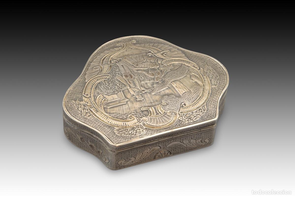 Antig&uuml;edades: Caja de plata. Cortesano tocando instrumento. - Foto 4