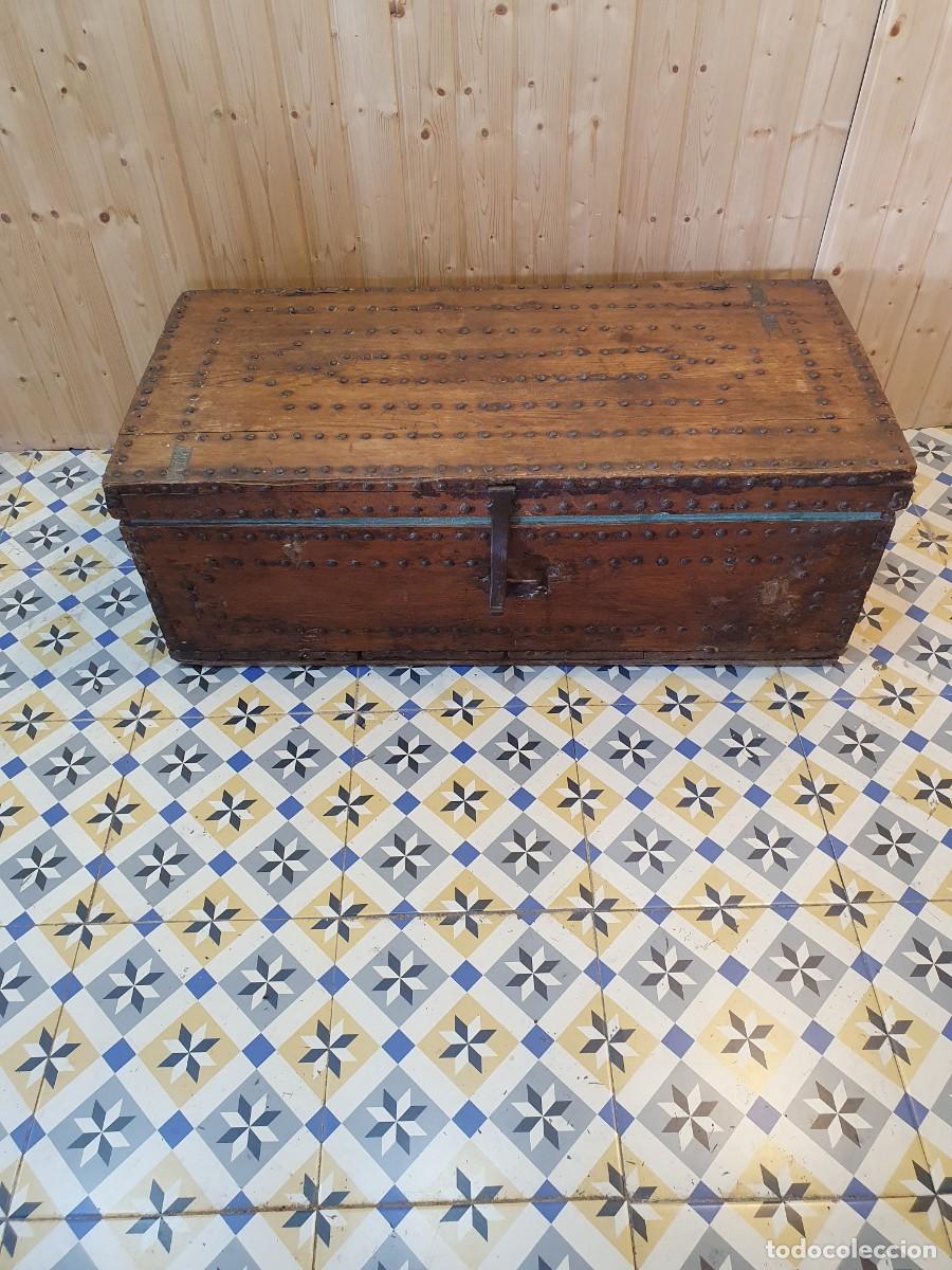Antig&uuml;edades: ANTIGUO BAUL CON HERRAJES DE FORJA - Foto 2
