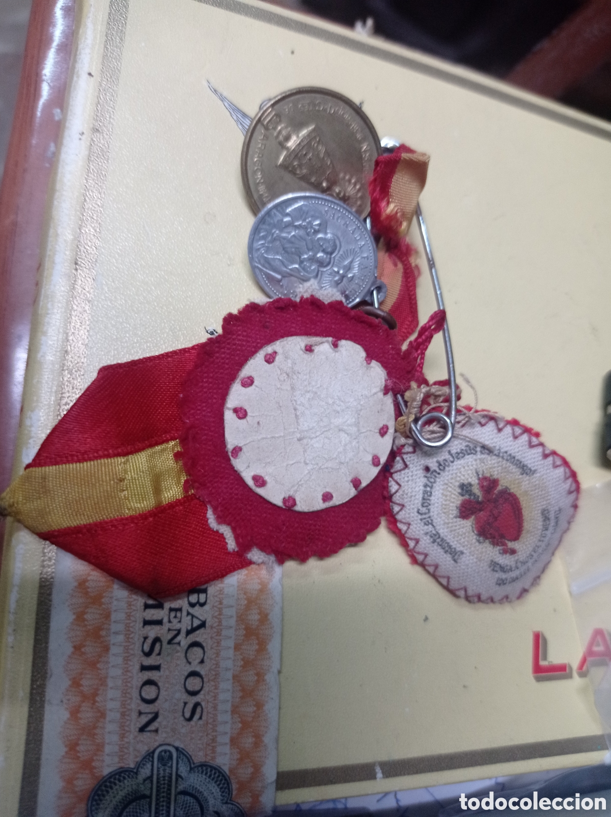 Antig&uuml;edades: 3 medallas y 2 detentes - Foto 1