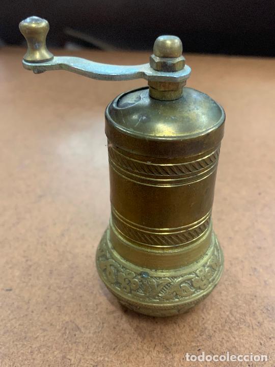 Antig&uuml;edades: Curioso molinillo en laton. Funciona. Mide unos 10cms de altura. Ideal coleccionismo