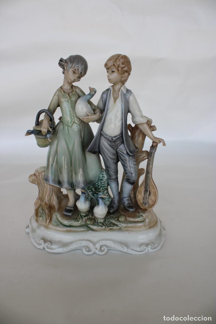 Antiques: figura de pareja con patos en porcelana mirete