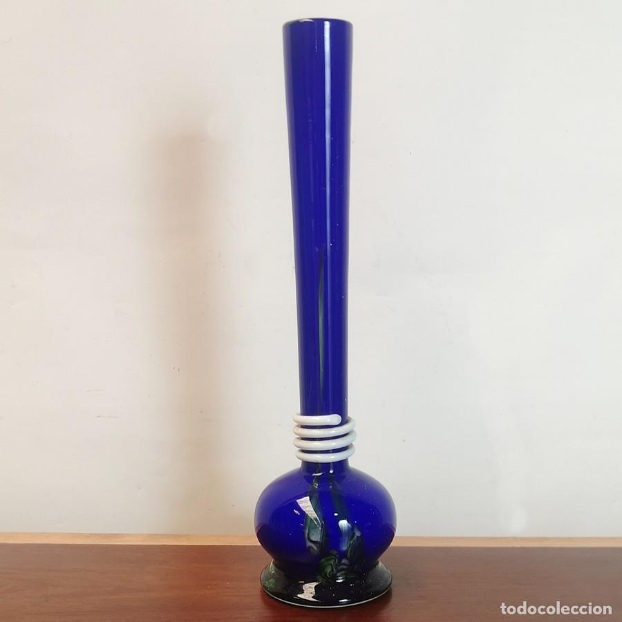 Antig&uuml;edades: Florero de Cristal Azul Cobalto - Foto 1