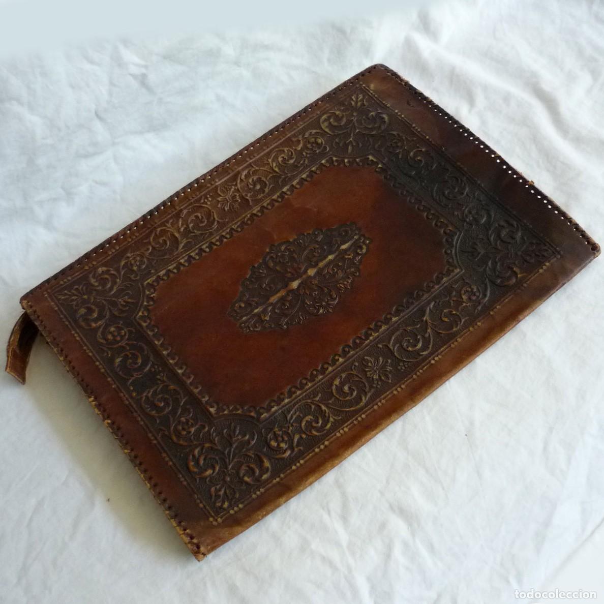 Antig&uuml;edades: Cartera de cuero repujado con cremallera - Foto 1
