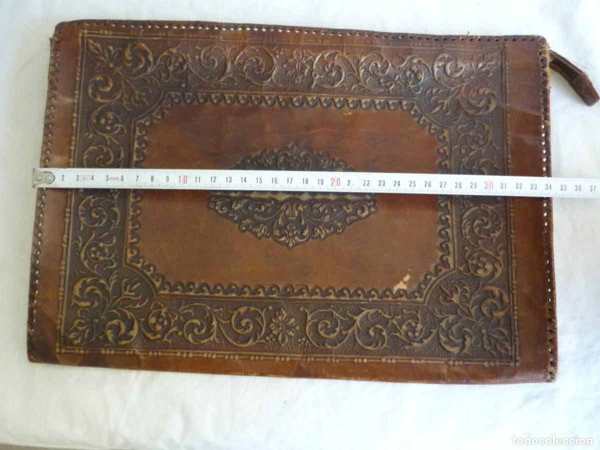 Antig&uuml;edades: Cartera de cuero repujado con cremallera - Foto 4