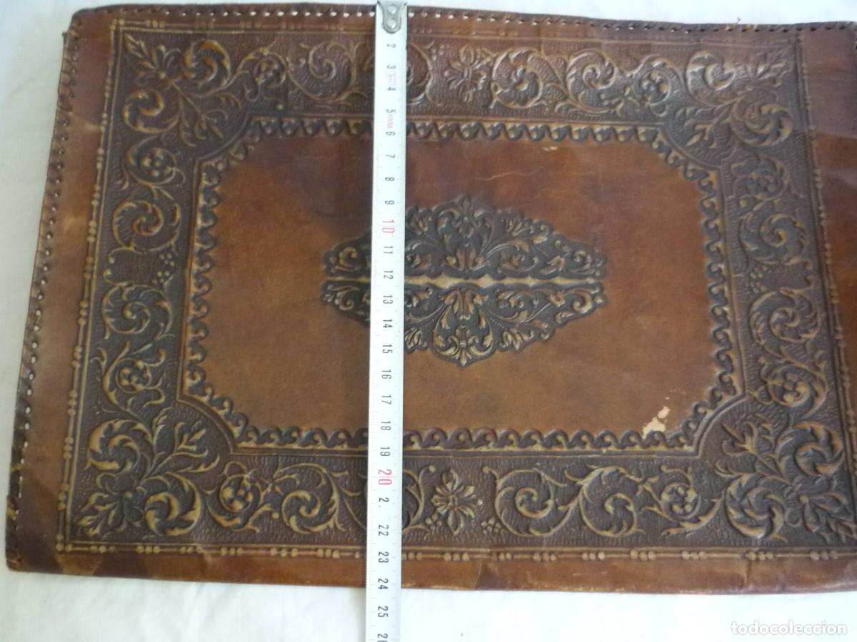 Antig&uuml;edades: Cartera de cuero repujado con cremallera - Foto 5