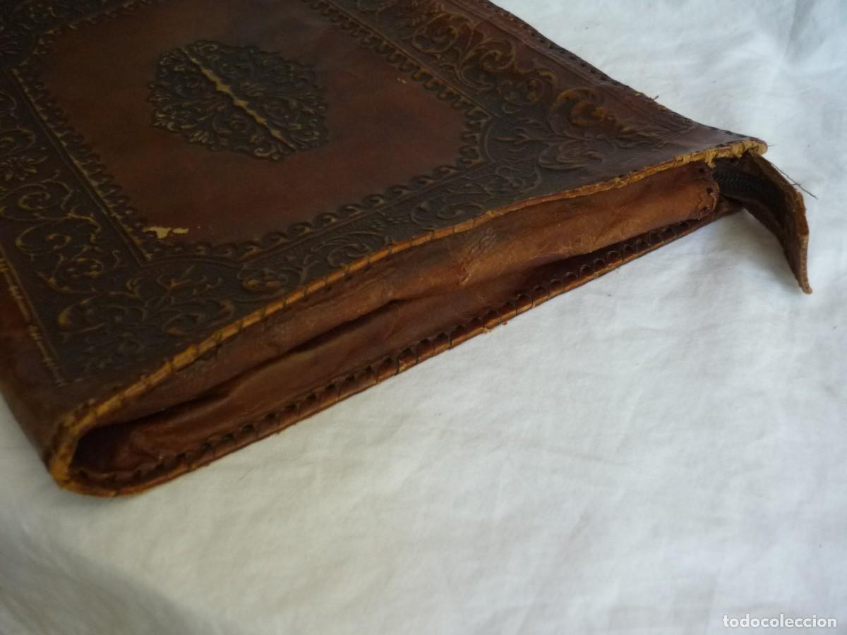 Antig&uuml;edades: Cartera de cuero repujado con cremallera - Foto 6