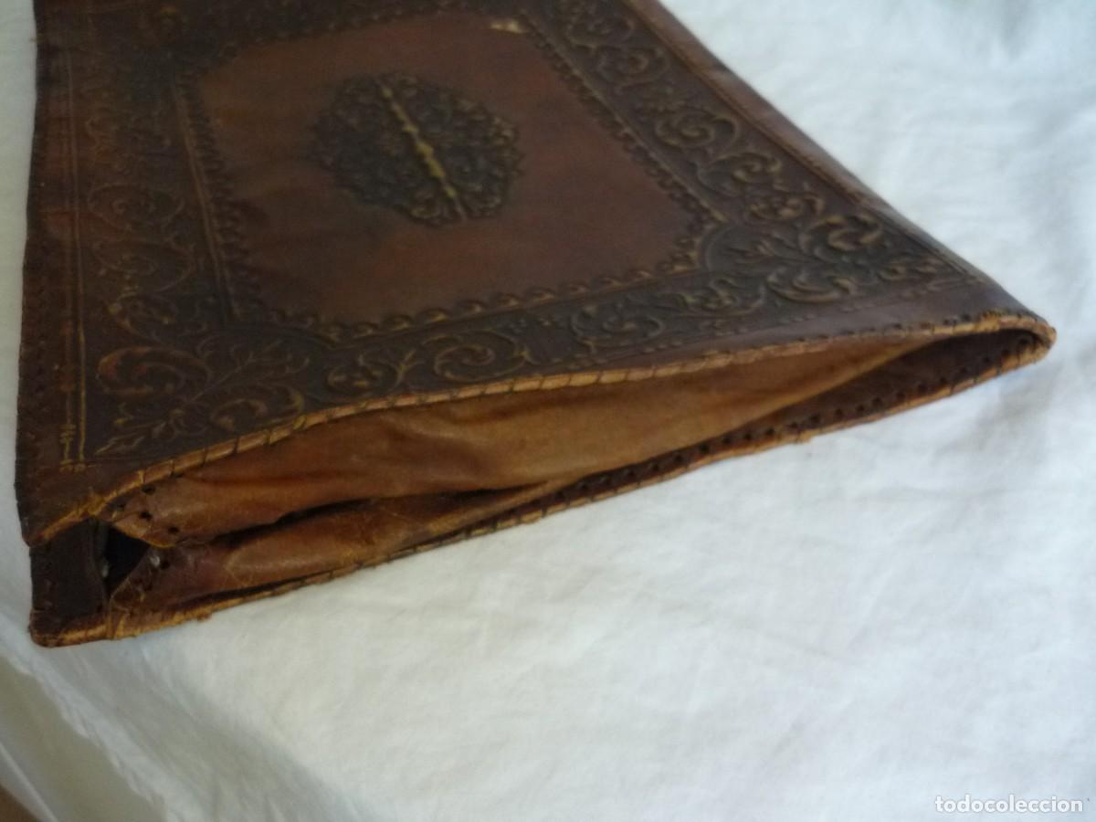 Antig&uuml;edades: Cartera de cuero repujado con cremallera - Foto 7