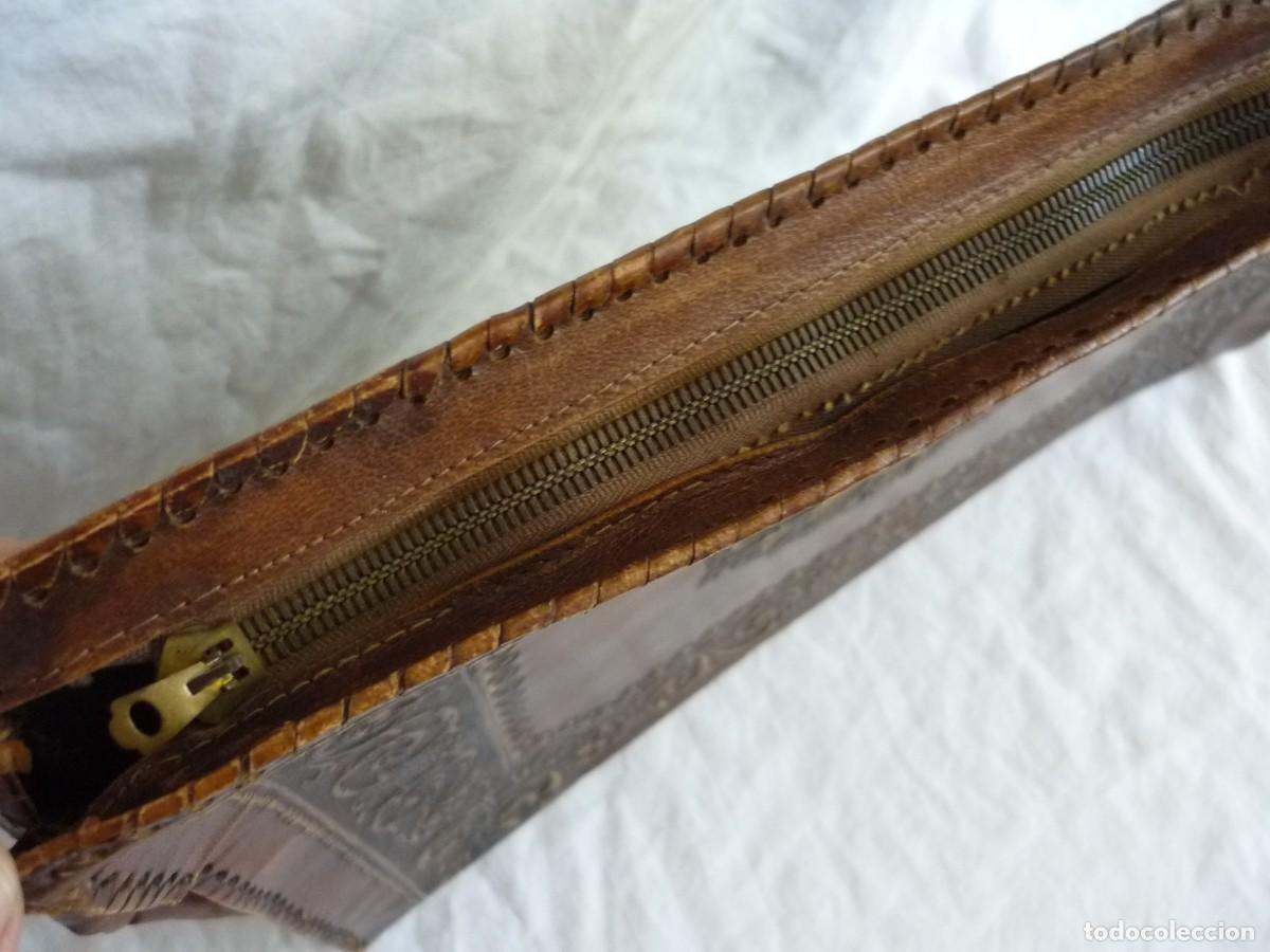 Antig&uuml;edades: Cartera de cuero repujado con cremallera - Foto 8