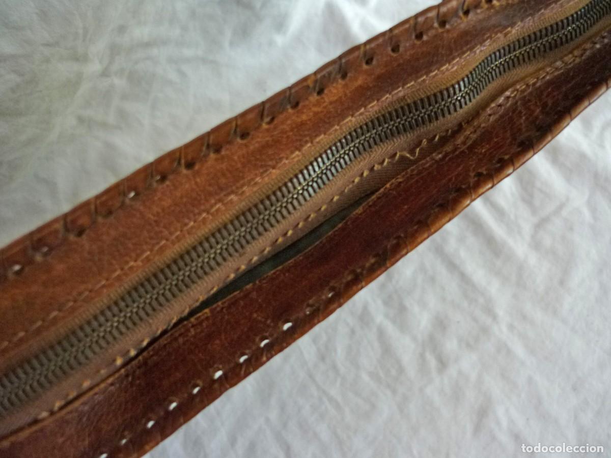 Antig&uuml;edades: Cartera de cuero repujado con cremallera - Foto 9