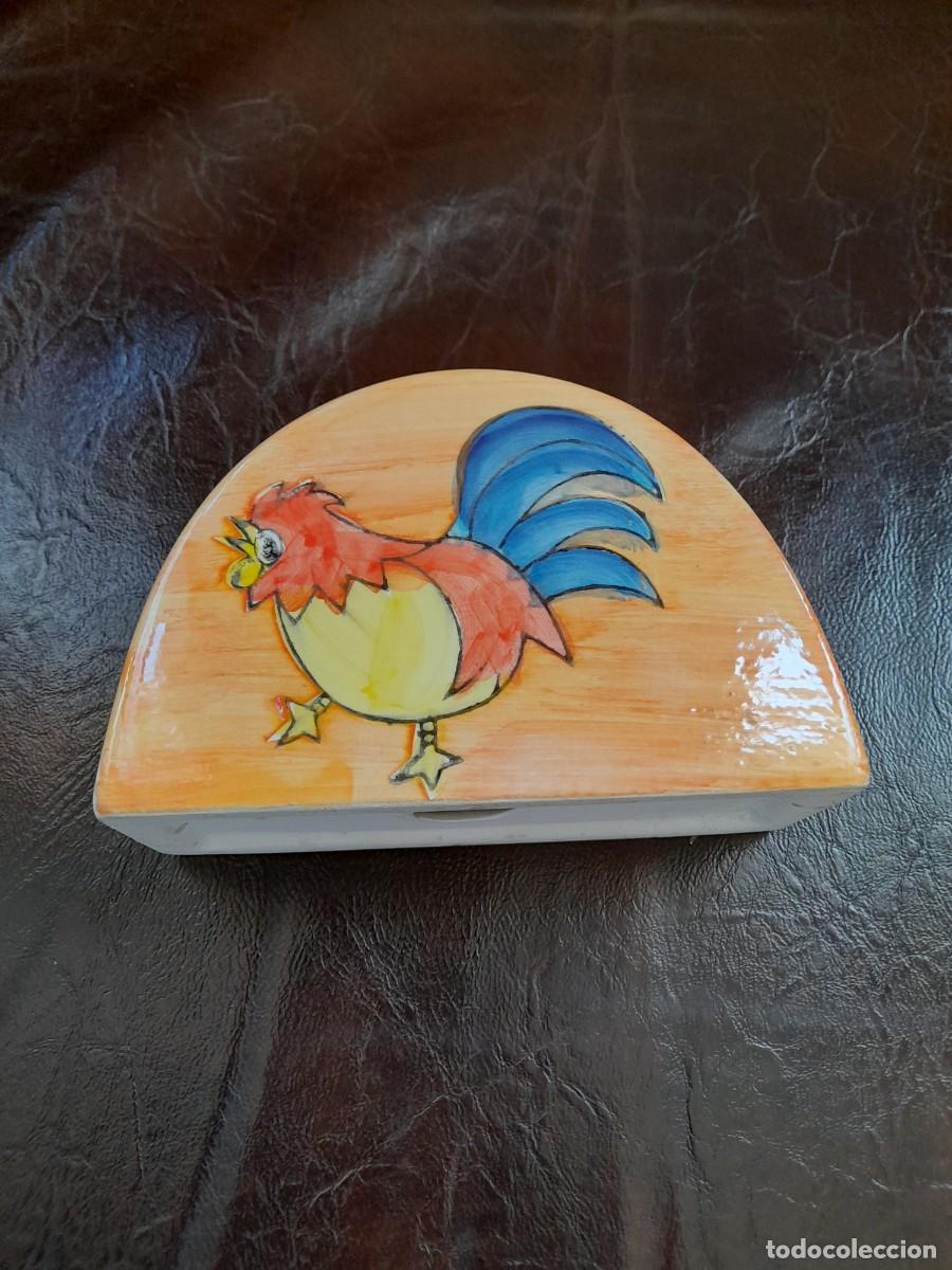 Antig&uuml;edades: Servilletero decorado con un gallo - Foto 2