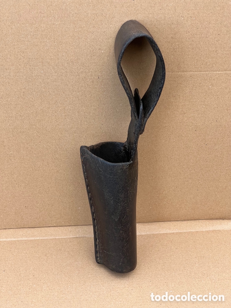 Antig&uuml;edades: Pieza de cuero de poner al cintur&oacute;n?? De 26 cm de largo - Foto 6