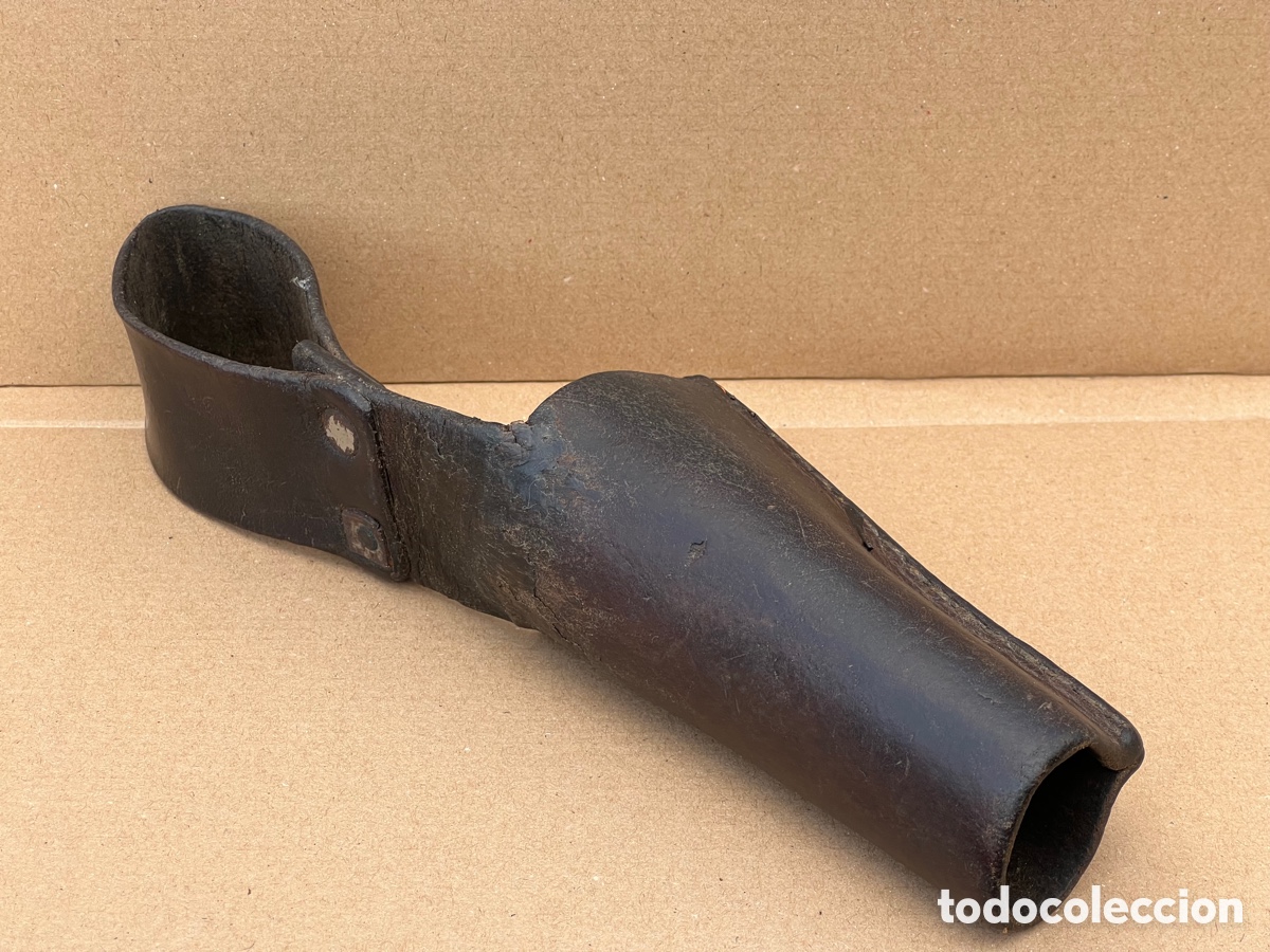 Antig&uuml;edades: Pieza de cuero de poner al cintur&oacute;n?? De 26 cm de largo - Foto 1