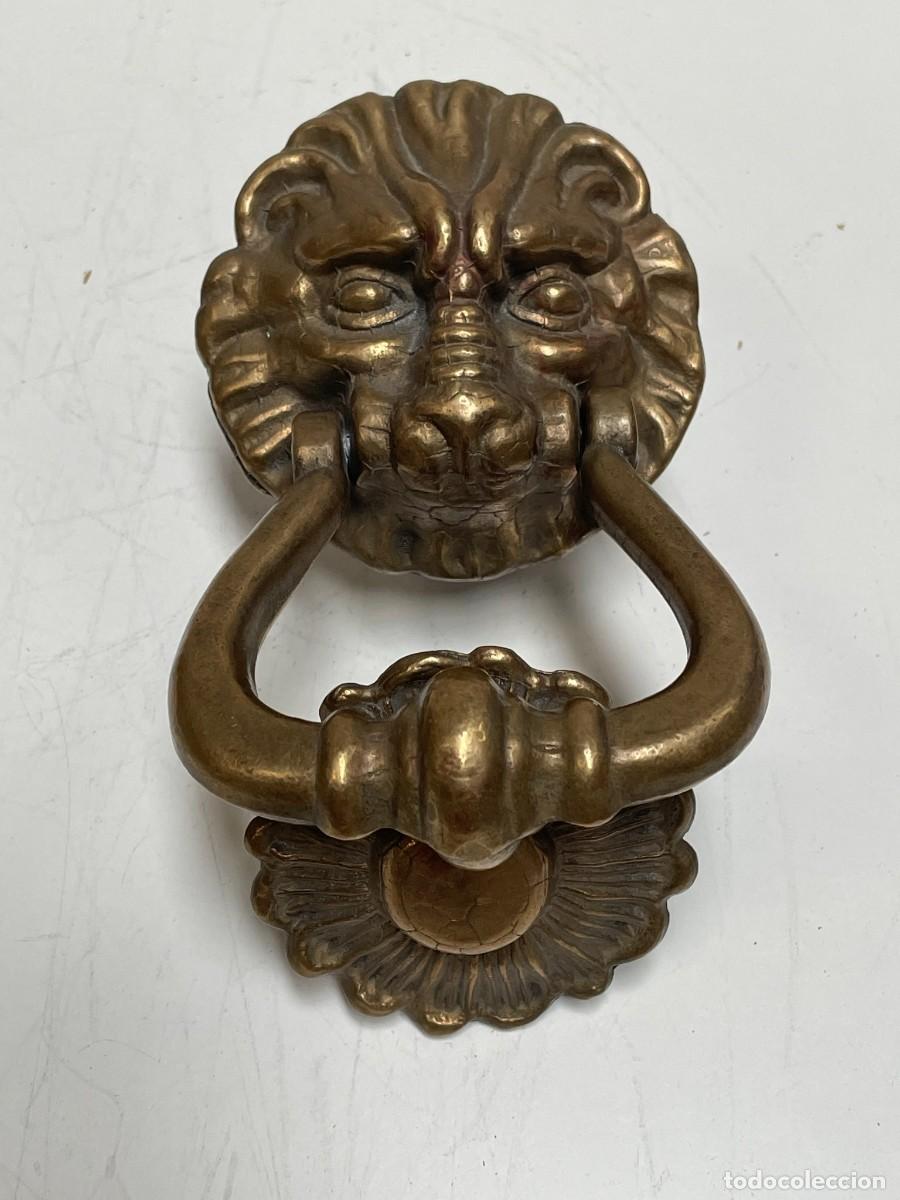 Antig&uuml;edades: ALDABA ANTIGUA DE BRONCE MACIZO CABEZA DE LEON - Foto 1