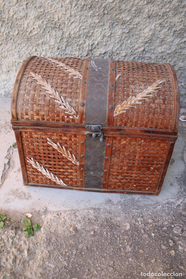 Antig&uuml;edades: ba&uacute;l cofre de mimbre ratt&aacute;n - Foto 1