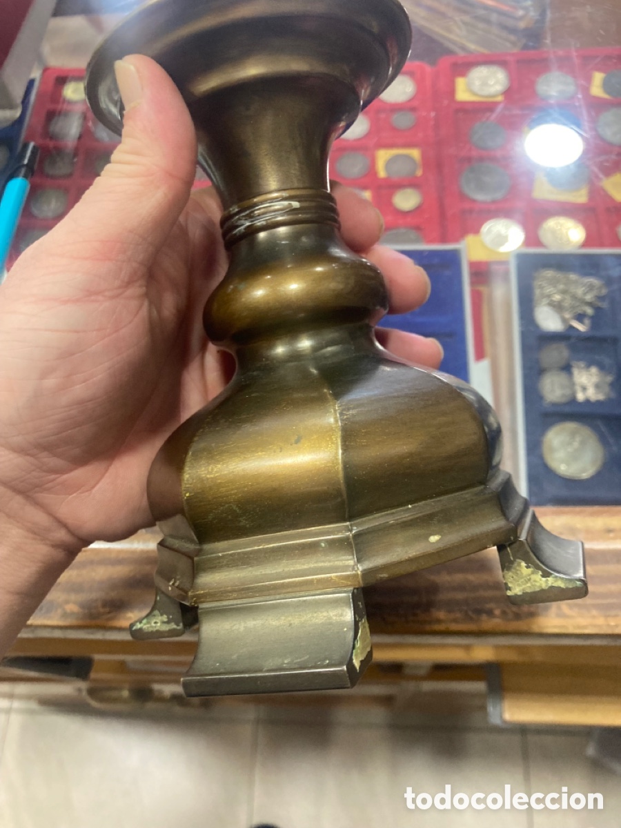 Antig&uuml;edades: Bonito porta velas de bronce - Foto 2