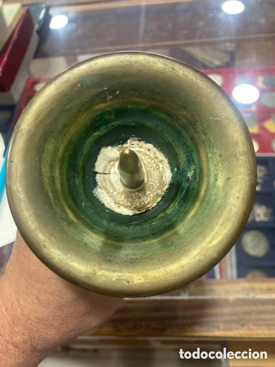 Antig&uuml;edades: Bonito porta velas de bronce - Foto 3