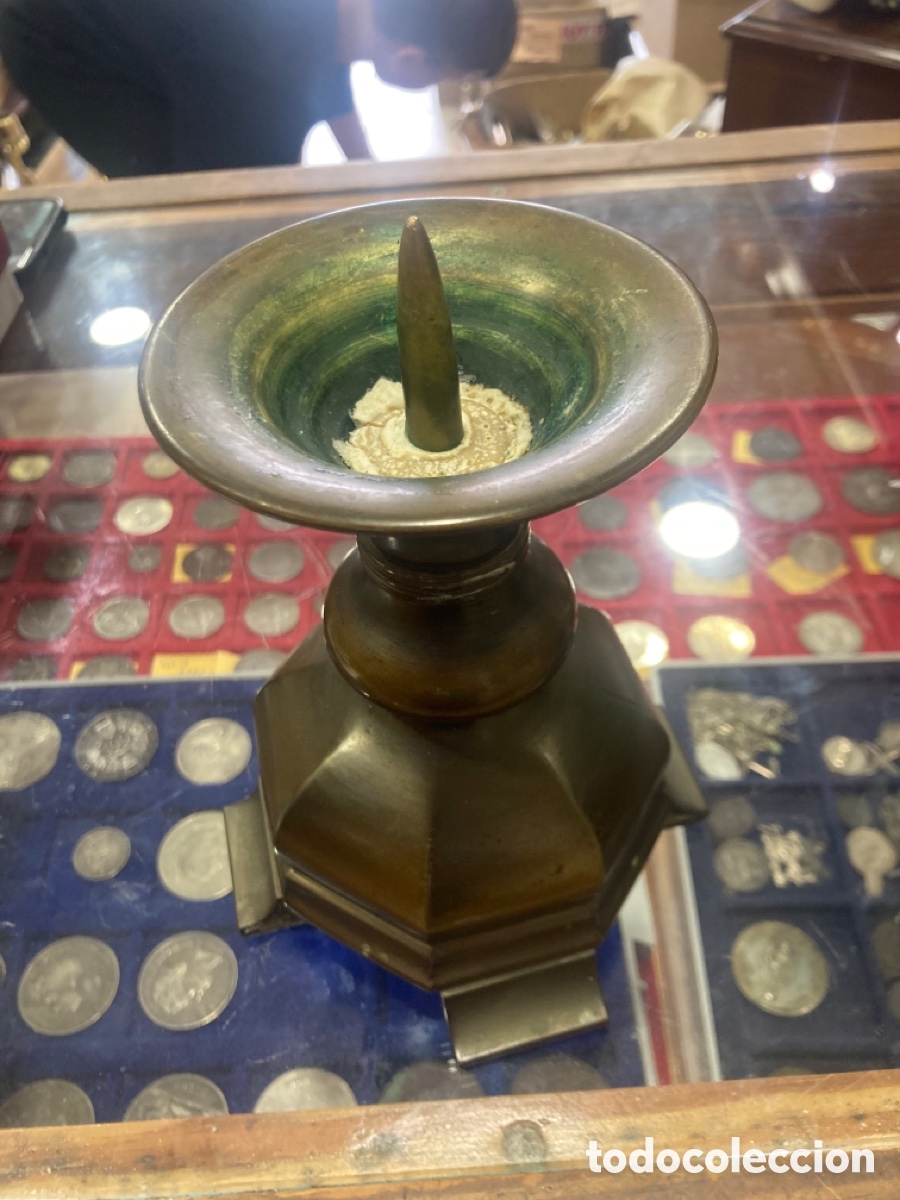 Antig&uuml;edades: Bonito porta velas de bronce - Foto 1