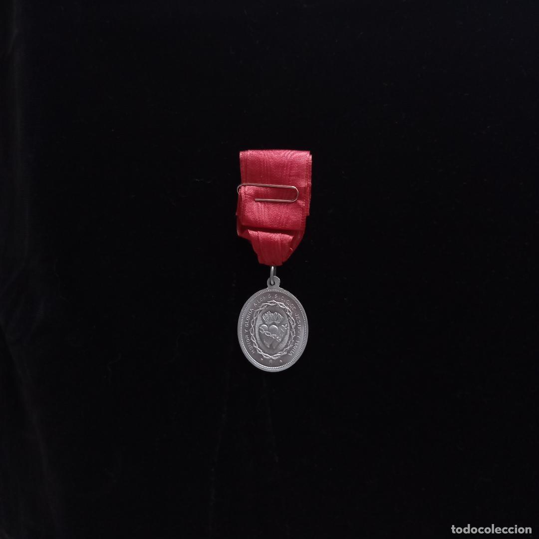 Antig&uuml;edades: Medalla de los Sagrados Corazones - Foto 1