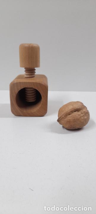 Antig&uuml;edades: CASCANUECES . REALIZADO EN MADERA DE HAYA - Foto 1