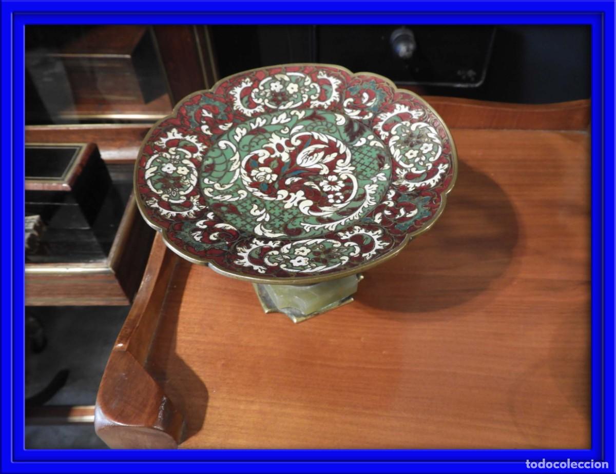 Antig&uuml;edades: CENTRO DE BRONCE DORADO Y ESMALTE CLOISONNE - Foto 1
