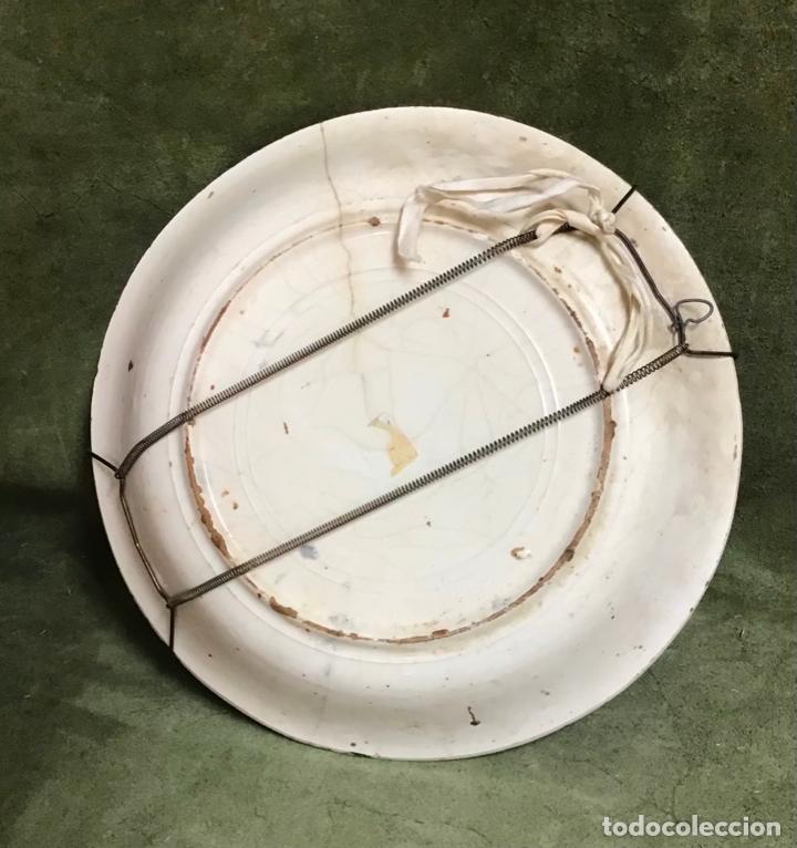 Antig&uuml;edades: PLATO DE MANISES POLICROMO S. XIX - Foto 2