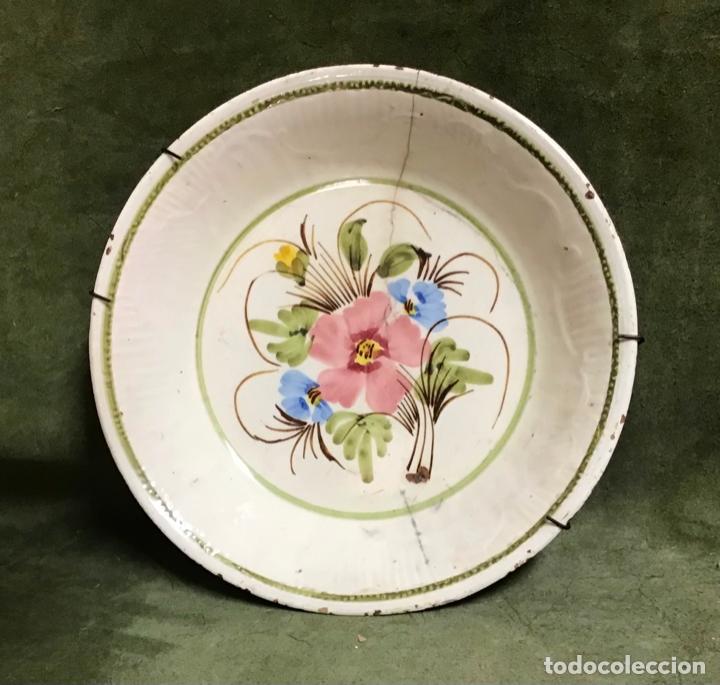 Antig&uuml;edades: PLATO DE MANISES POLICROMO S. XIX - Foto 1