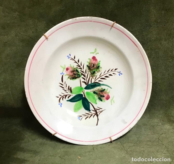 Antig&uuml;edades: PLATO DE MANISES POLICROMO S. XIX - Foto 1